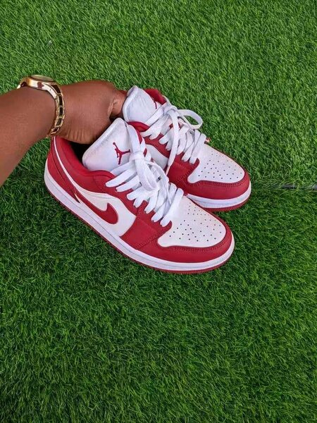 Baskets rouges style urbain