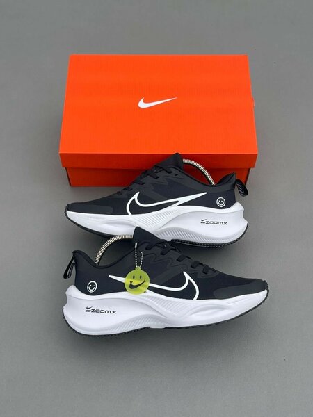 Chaussures de course noires Zoom