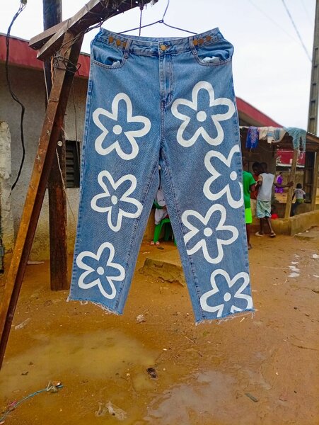 Jeans avec fleurs imprimées