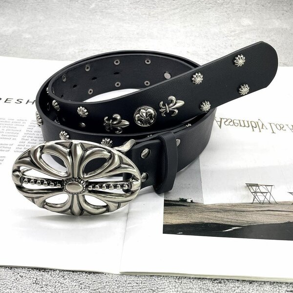 Ceinture en cuir noir cloutée