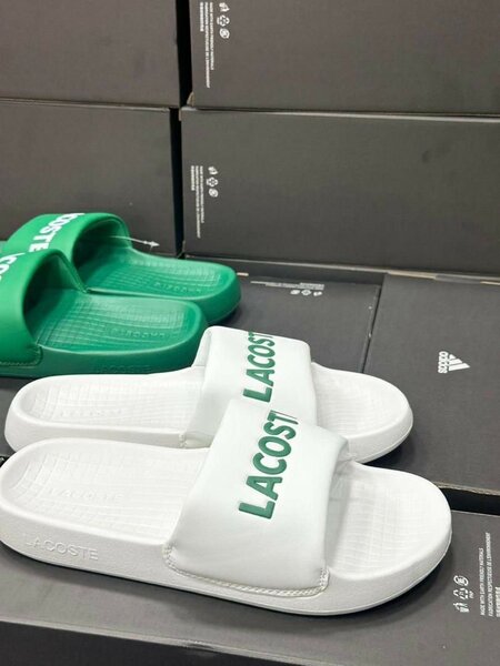 Tongs Lacoste pour l'été