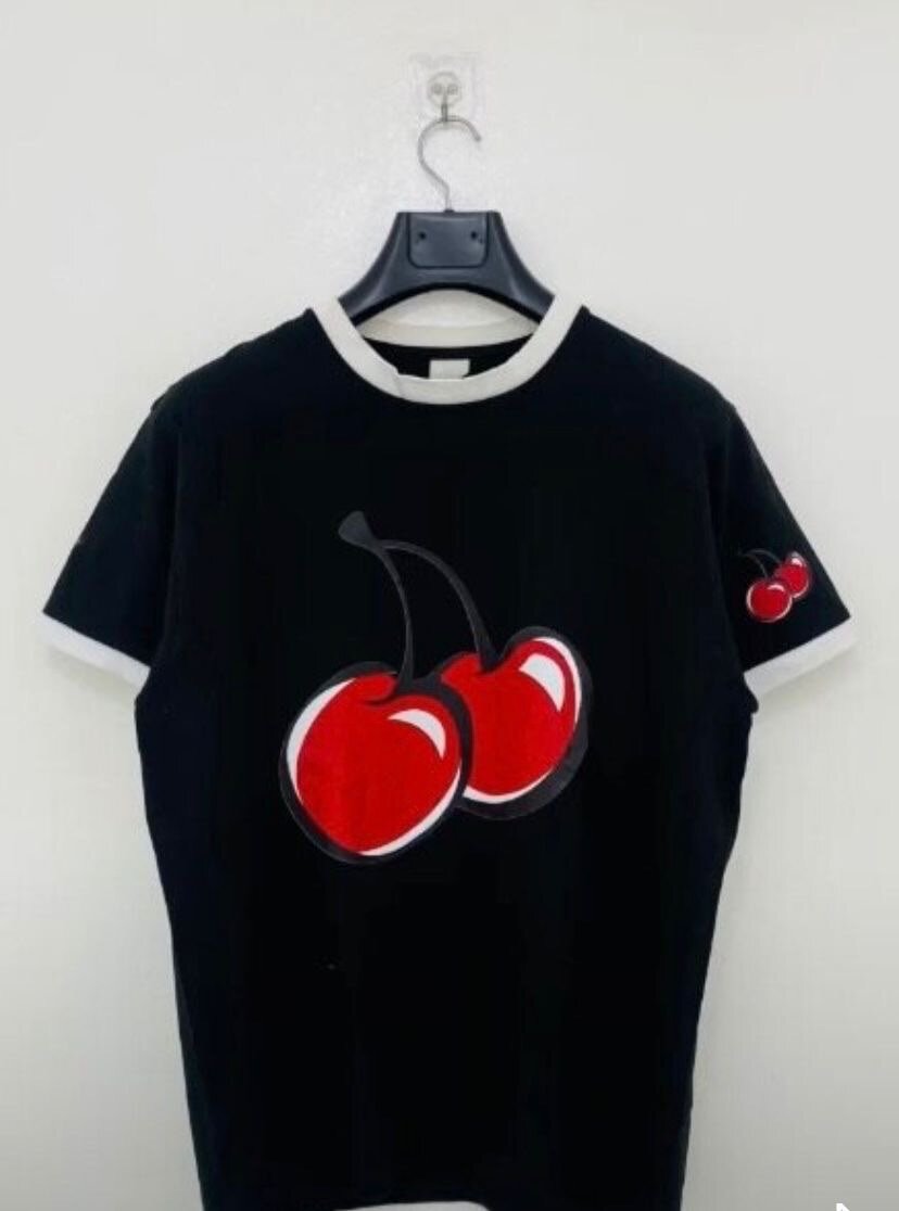 T-shirt noir cerises
