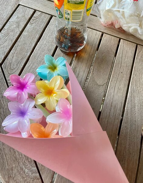 Flower claw clips