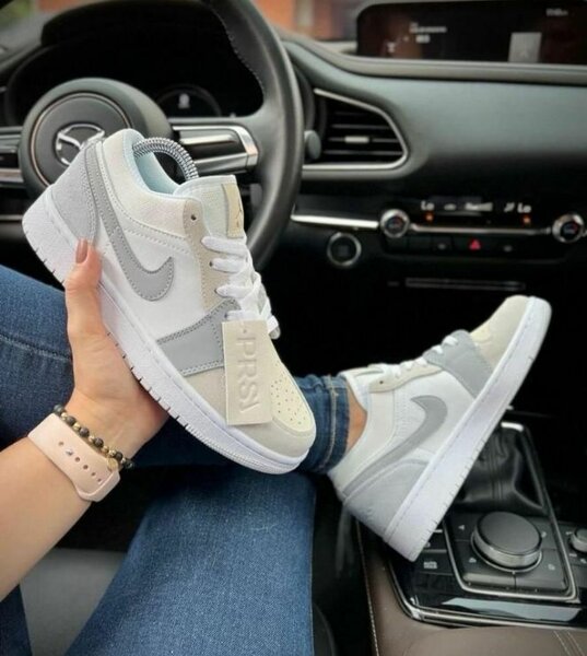 Baskets blanches et grises