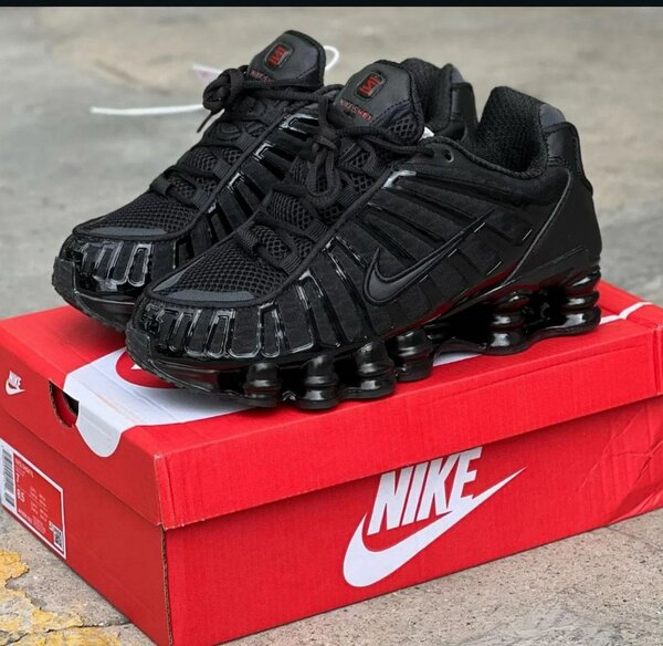 Chaussures Nike Shox Noires
