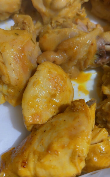 Poulet rôti épicé avec bananes plantains