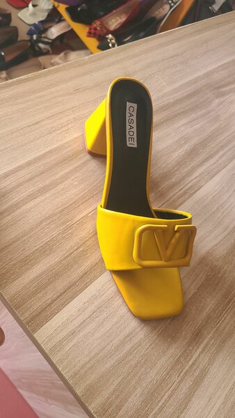 Heel slippers