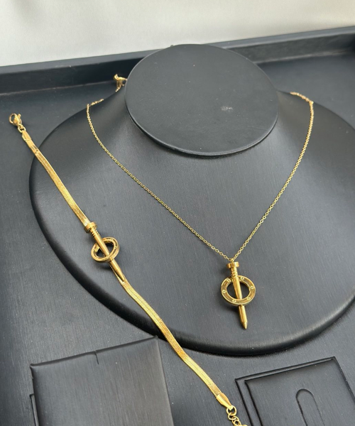 Necklace + bracelet