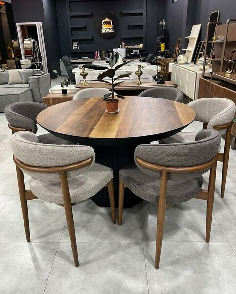 Table ronde avec chaises élégantes