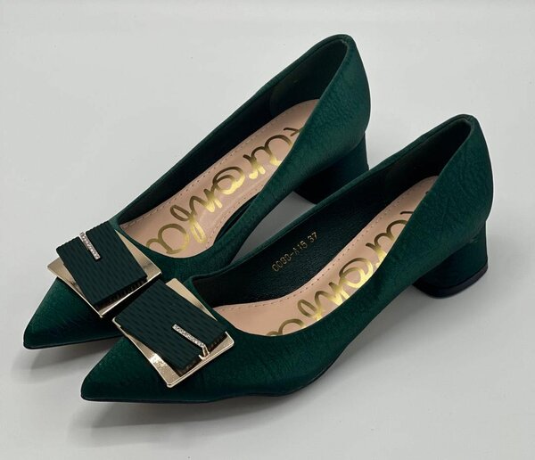 Flat shoe