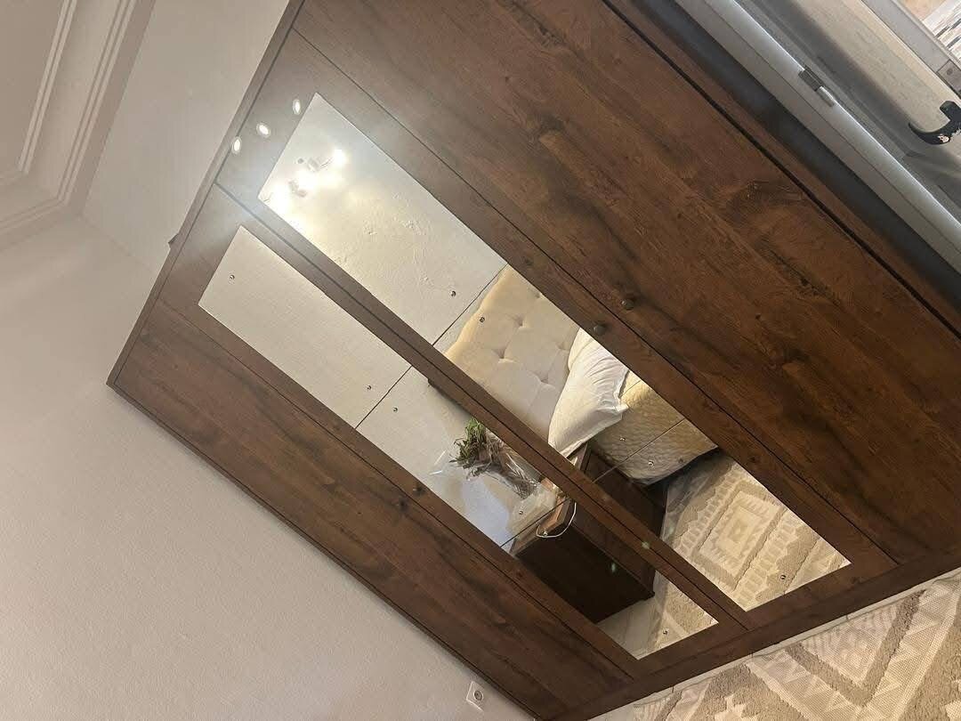 Armoire en bois avec miroirs