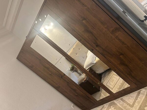 Armoire en bois avec miroirs