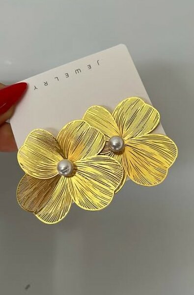 Dramatic ear rings