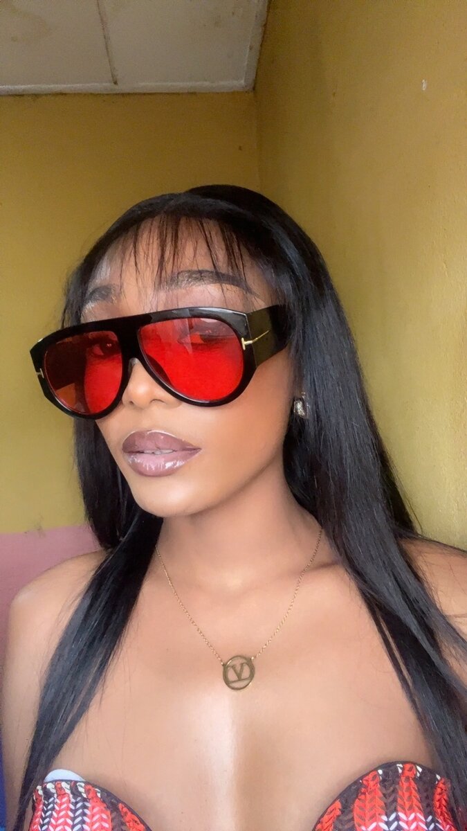 Lunettes de soleil rouges tendance