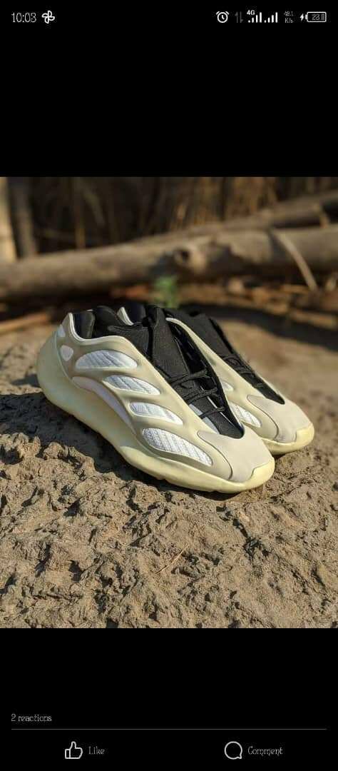 V3 Sneaker