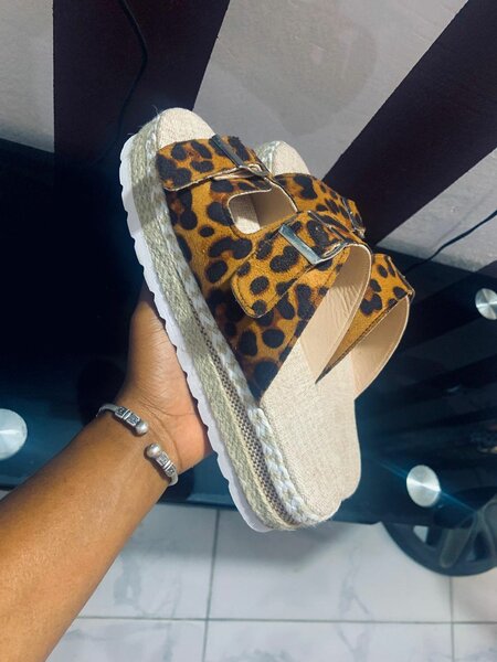 Sandales compensées léopard femme