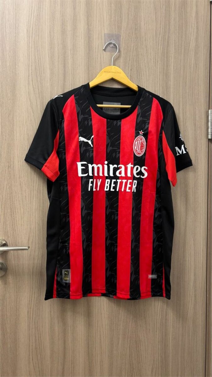 Maillot de football rouge et noir