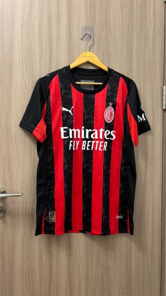 Maillot de football rouge et noir