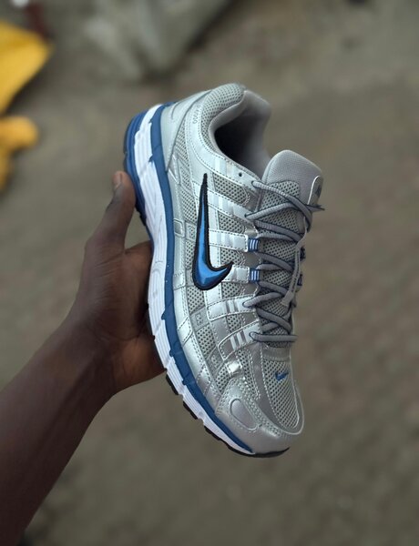 Chaussures de sport argentées
