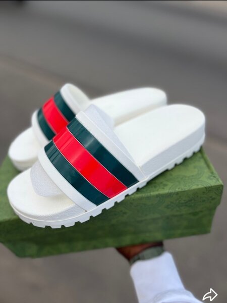 Claquettes colorées tendance
