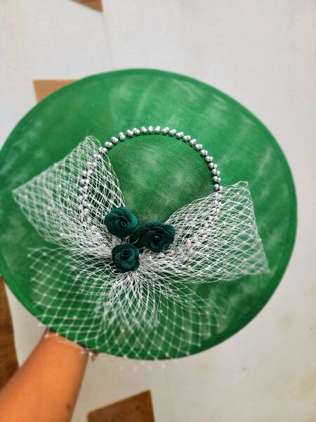 Chapeau élégant vert femme
