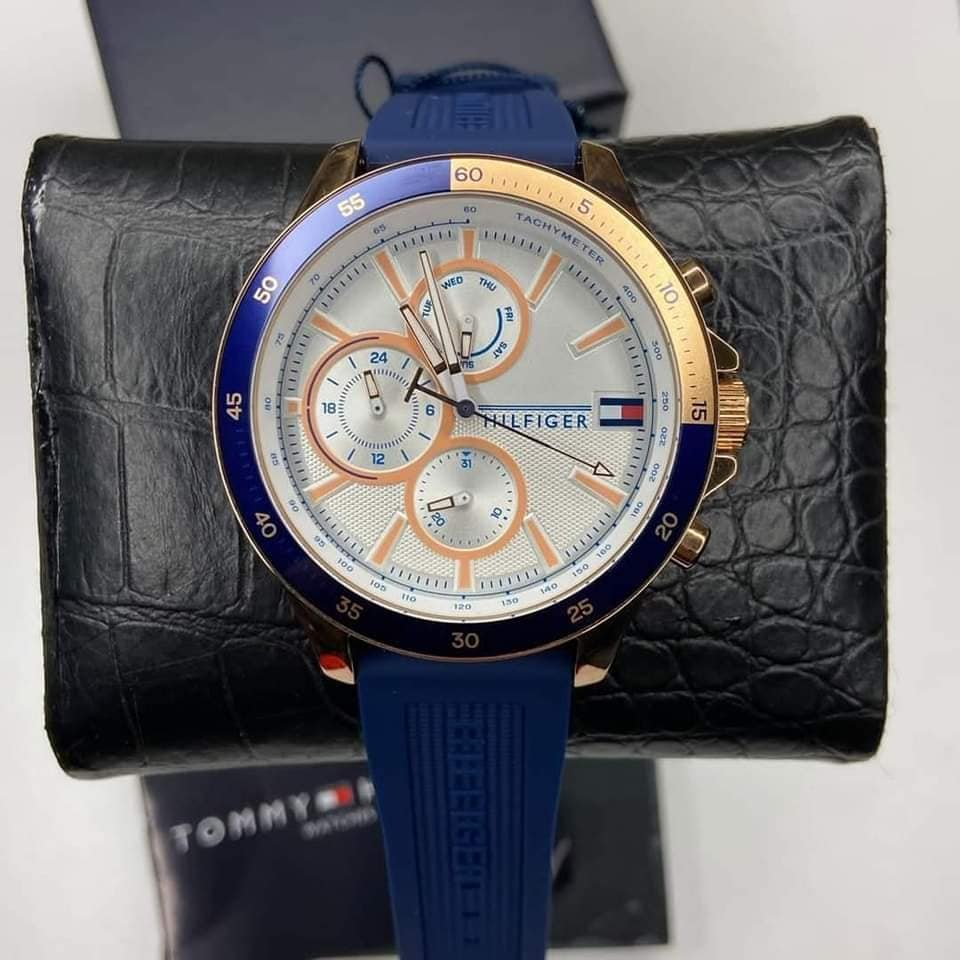 hilfiger montre avec cadran blanc et bracelet bleu 