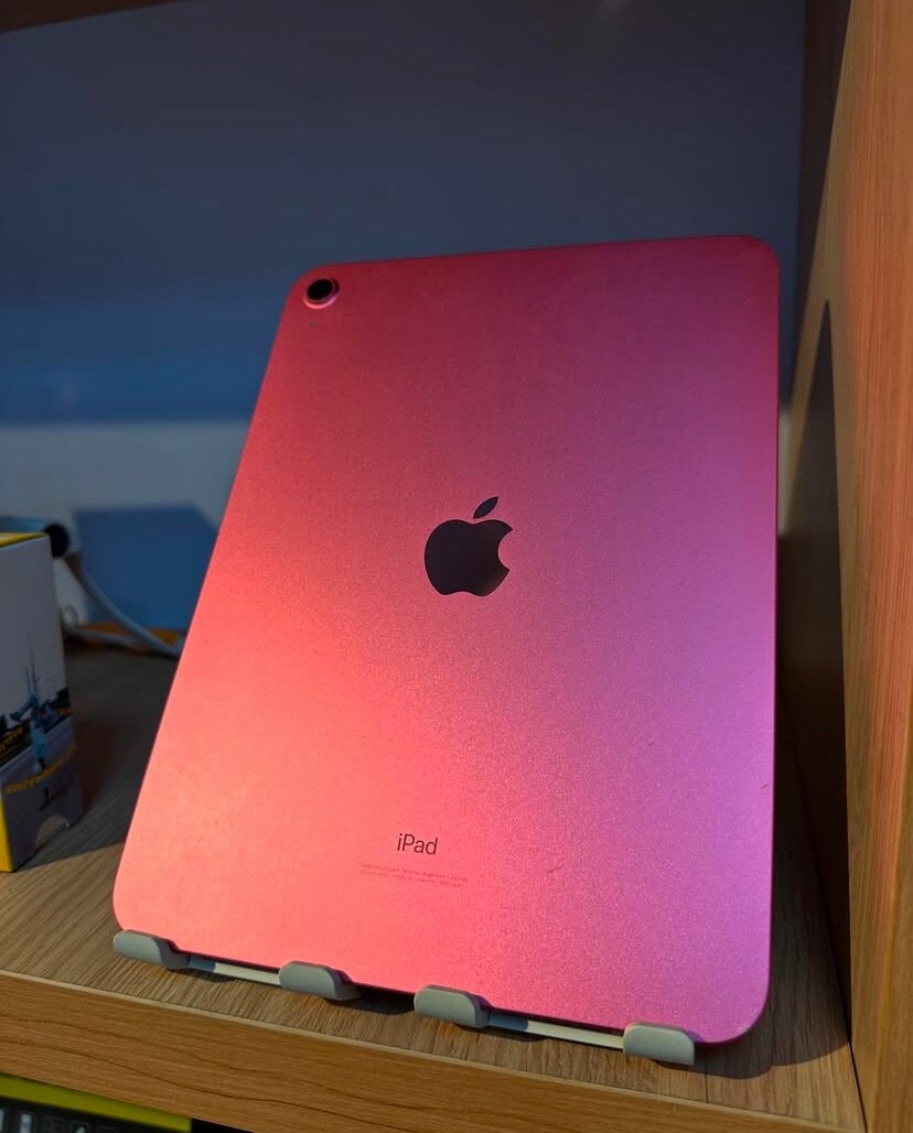 Apple iPad 10th Gen 64 WiFi slightly used without scratches