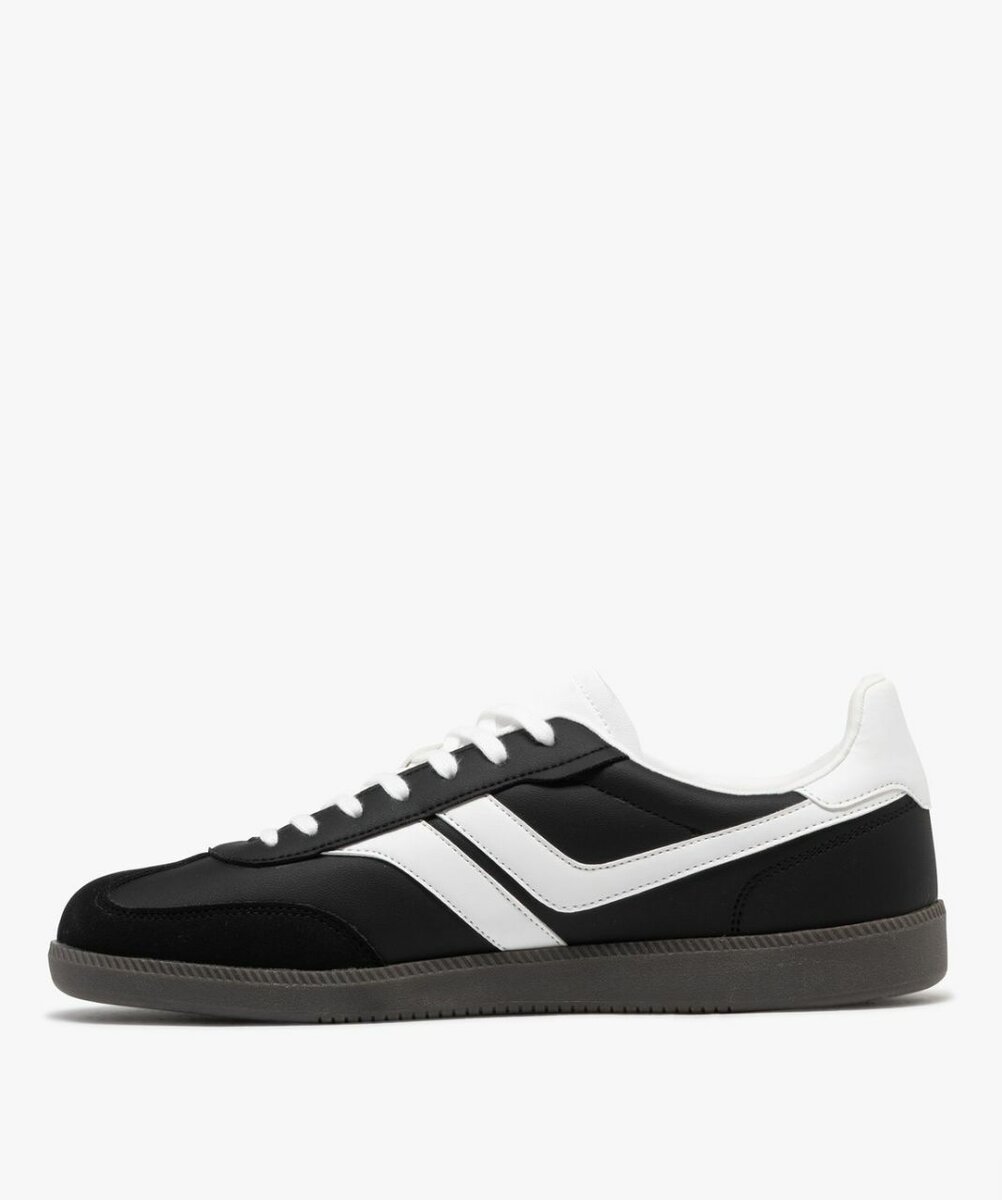 Baskets noires et blanches tendance