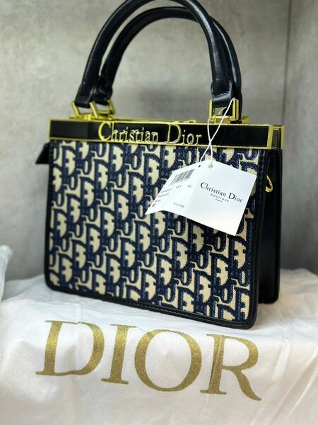 CHRISTIAN DIOR