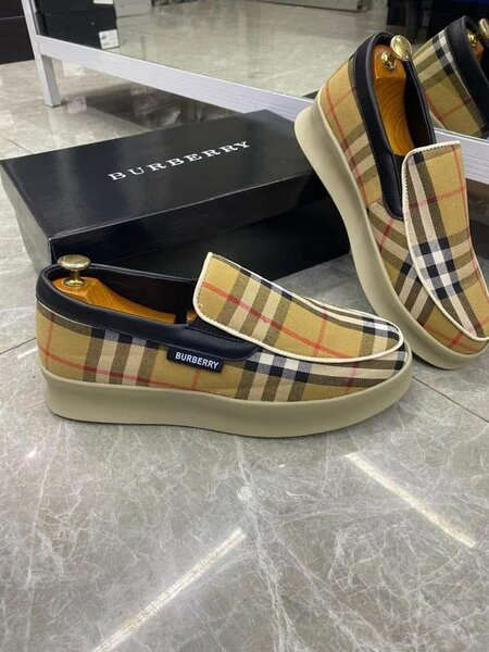 Mocassins à carreaux rouges