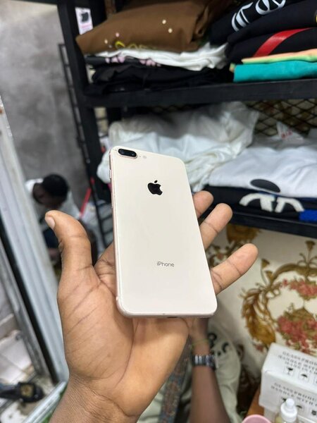 8 plus disponible 64GB propre tout passe