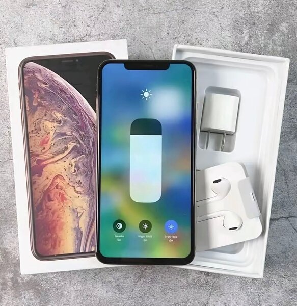iPhone XS avec accessoires