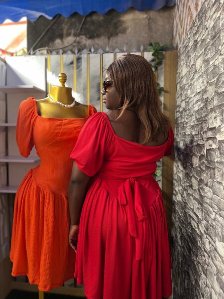 Robe élégante à manches bouffantes