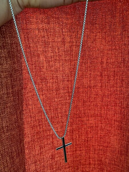 collier avec pendentif croix
