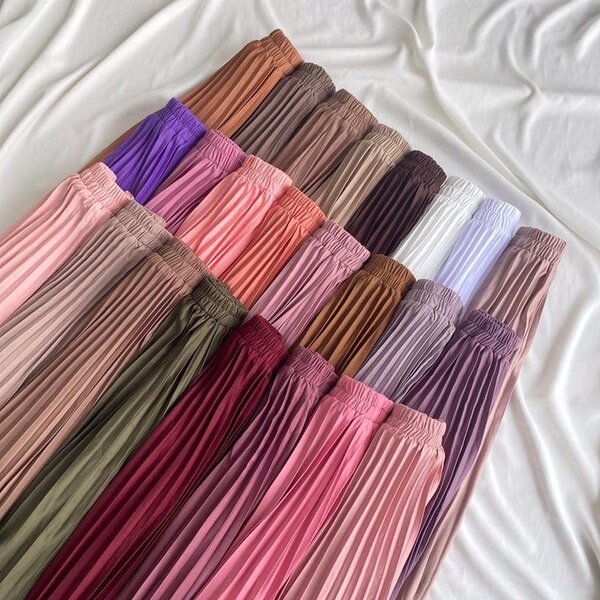 Pleated long skirt