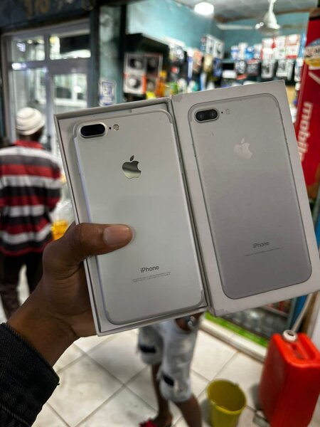 iPhone 7+ 32go quasi neuf propre avec son carton