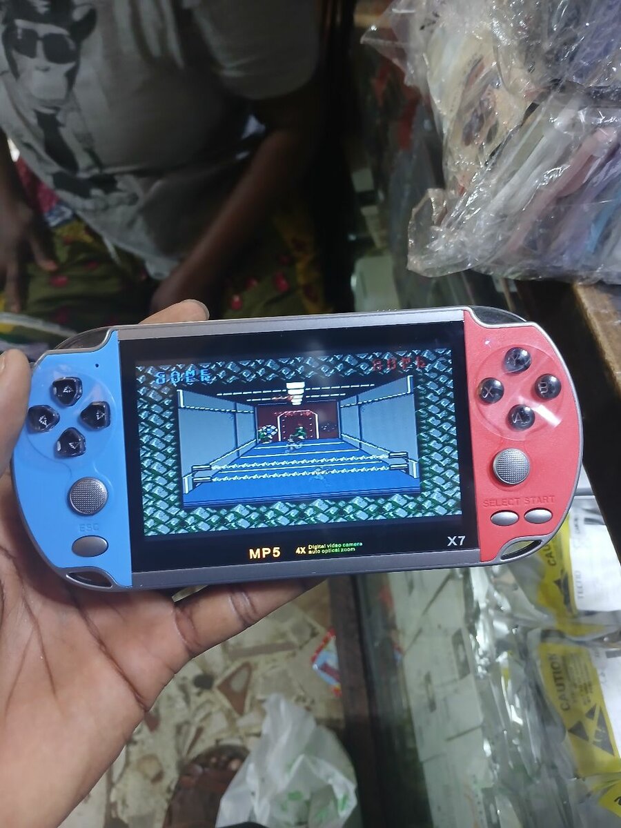 Jouet avec plusieurs jeux installé