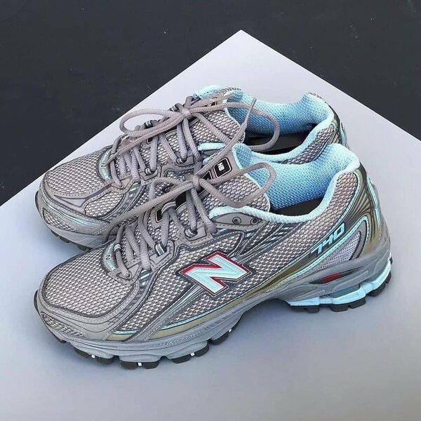 Chaussures de course grises