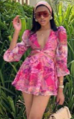 Robe d'été courte à décolleté profond et manches longues imprimé fleuri fuchsia