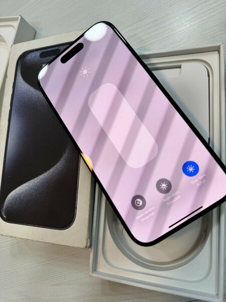 iPhone 15 Pro 128go CE quasi neuf avec son carton