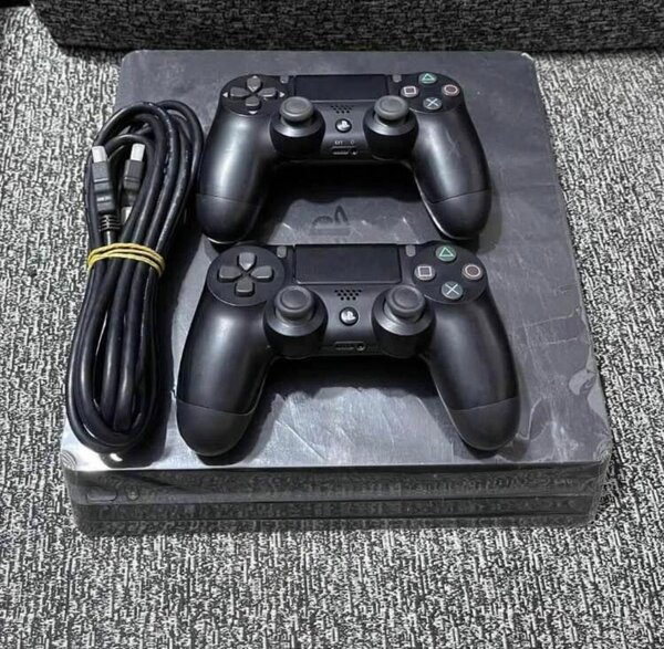 Console de jeu avec manettes