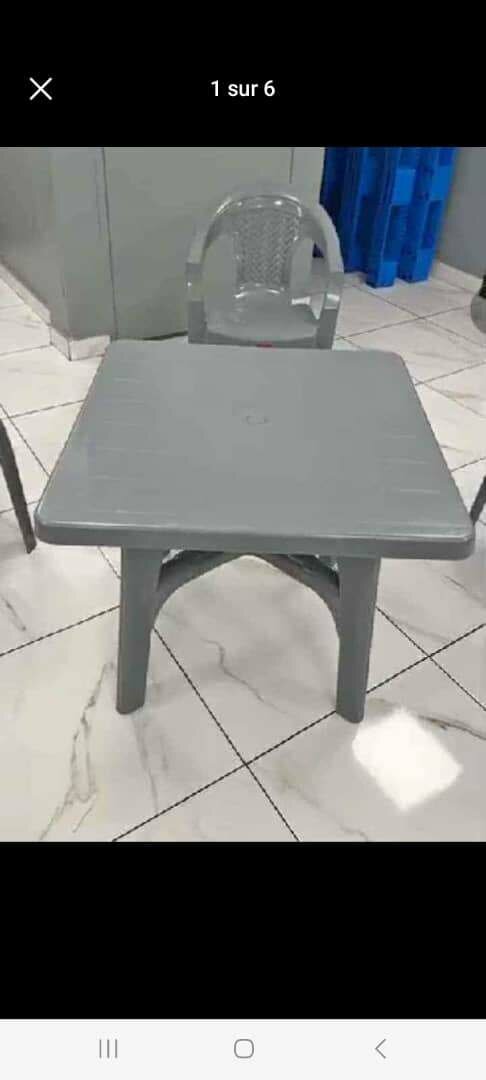 1 table et 4 chaises