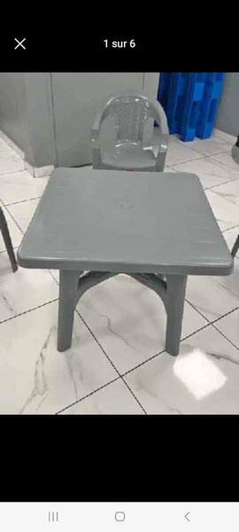 1 table et 4 chaises