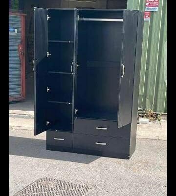 Armoire noire moderne