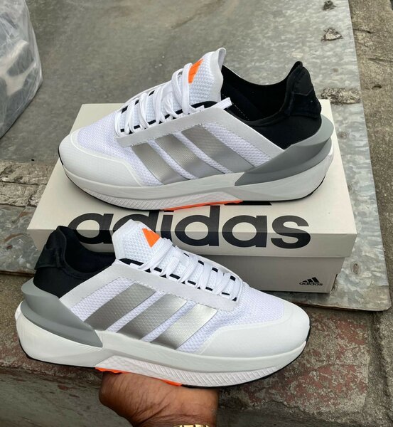 Baskets Adidas blanches et grises