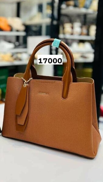 Sac en cuir avec deux poignées en marron