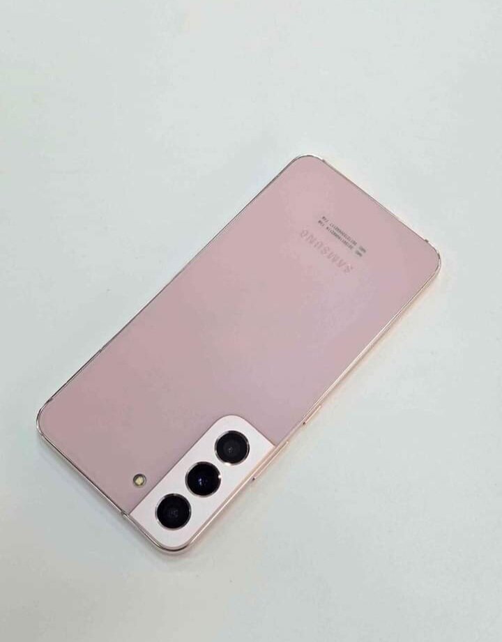 Smartphone moderne avec triple caméra