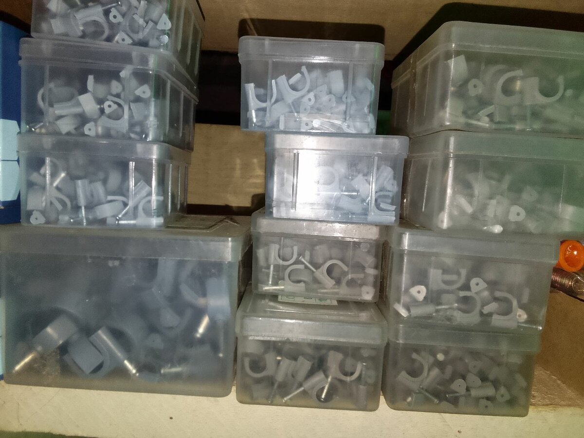 Clips de câble 8mm (100 pcs)