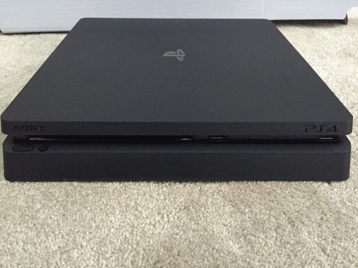 PS4 Slim+2 Controllers+4Games