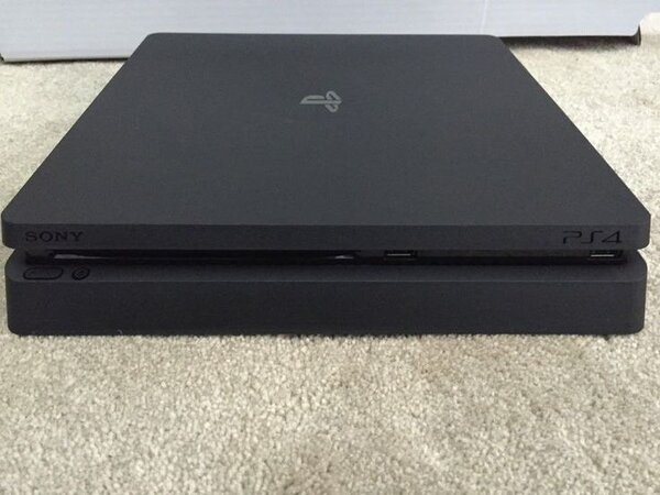 PS4 Slim+2 Controllers+4Games